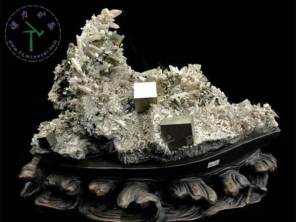 黃鐵礦+水晶（日本律雙晶），43x34x22cm-湖北大冶
