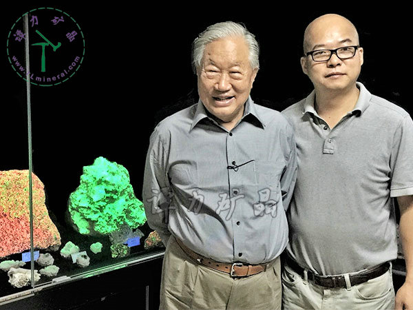 原地礦部部長(zhǎng)宋瑞祥（左）視察譚力的熒光礦物展廳。