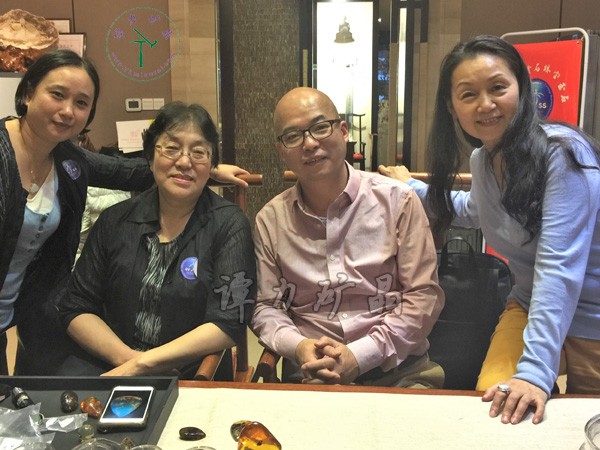 右起：中國(guó)古生物化石保護(hù)基金會(huì)創(chuàng)辦人單華春，譚力，琥珀收藏大家高閣（艾青之女）和她的助手。