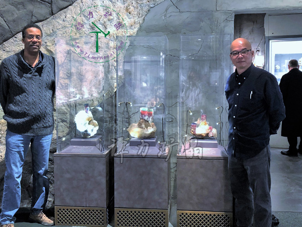 華盛頓國(guó)家自然史博物館Michael-A-Wise邁克爾·懷斯博士（左）向譚力介紹他尋獲的極品碧璽標(biāo)本。