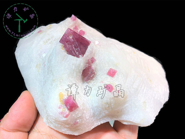 尖晶石+大理巖，越南14x12x7,主晶體：2.4x2.4cm