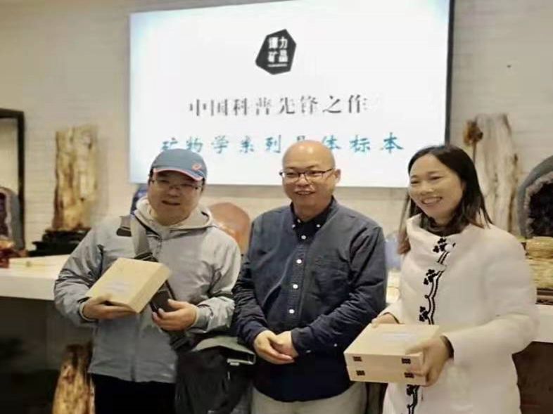 與長(zhǎng)沙市明德中學(xué)黨委書(shū)記、研學(xué)主任、地理老師和長(zhǎng)沙市第一中學(xué)地理老師學(xué)生開(kāi)展研學(xué)課